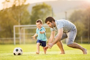 Папа-и-сын-играют-в-футбол