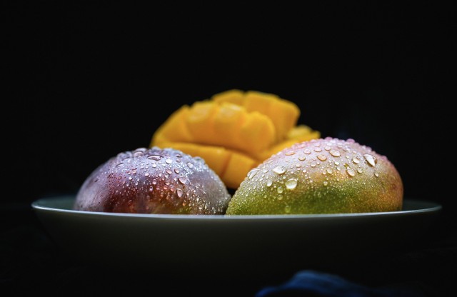 Манго фрукт, манго описание, манго польза, манго полезные свойства, манго вред, как кушать манго, экзотические тропические фрукты манго, манго фрукт вкус