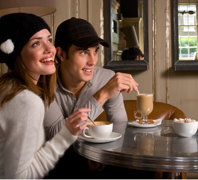 За чашкой кофе. Люди в кофейне. Мужчина и женщина пьют чай. Чаепитие девушки. Беседа за чашкой кофе.