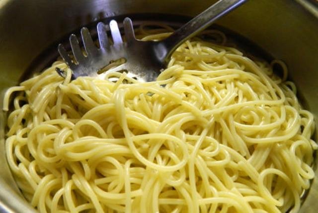 Как варить длинные макароны. Паста раскладывается. Как сварить спагетти чтобы не слипались.